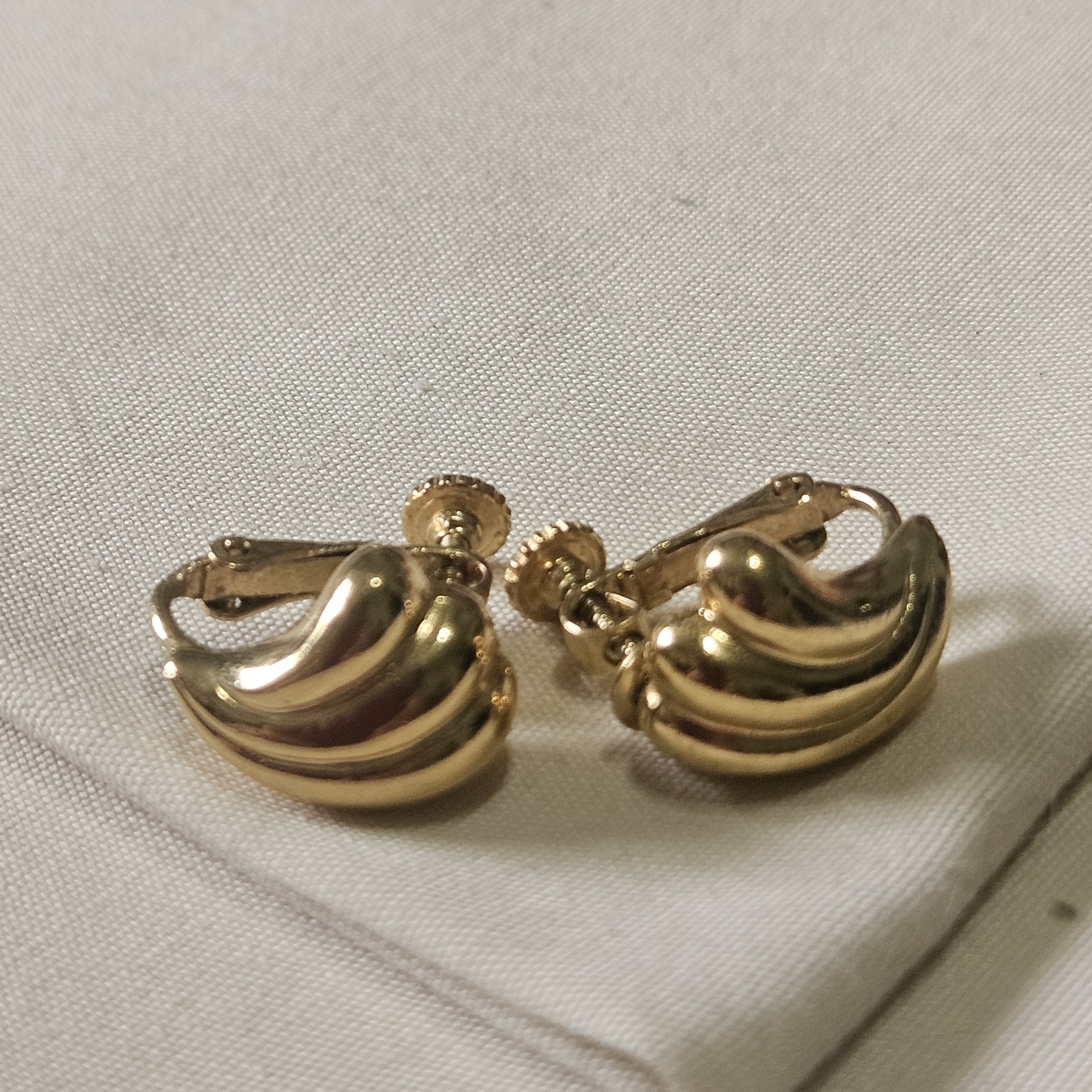 Napier Gold Tone Curved Wave Screw-Back Earrings 36$